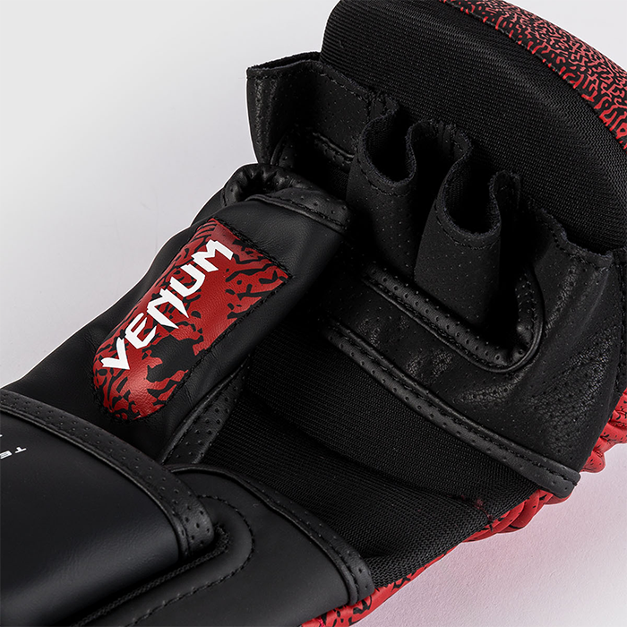 Venum x TEKKEN 8 Sparringhansker Kazuya R&oslash;d Svart